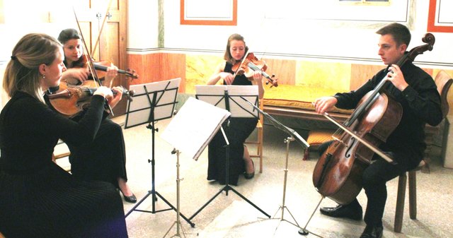 Foto: Gabriella Bösze                                                                  Das junge Ensemble aus Wien Stephanie Drach, Konstanze Heinicke, Natalia Pohkord und Tristan Feichtner spielten hervorragend Werke von J. Haydn