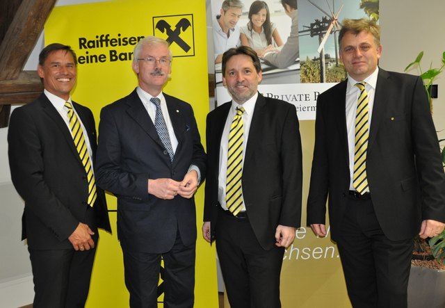 Zum Thema „Das neue Erbrecht 2017“ hatte die Raiffeisenbank Deutschlandsberg zahlreiche interessierte Besucher nach Deutschlandsberg gelockt. Im Bild v.l. Leiter der Firmenbank Private Banking Vorstandsdir. Michael Hödl, Referent Heinrich Weninger, Dipl. Finanzberater Gerhard Krois sowie Vorstandsdir. Georg Lampl