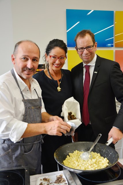 Beim Empfang der VKB-Bank gab es für die Gäste Gnocchetti mit frischen Trüffeln aus dem Hause Lukas: (v.li.) Starkoch Erich Lukas, Gattin Helga Lukas und VKB-Generaldirektor Christoph Wurm. | Foto: vkb-bank