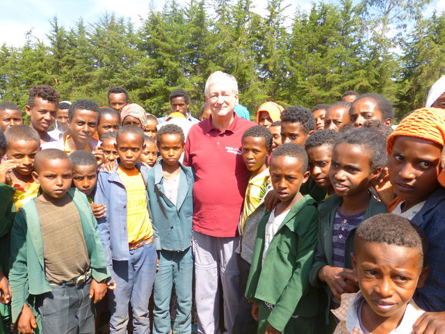 Peter Krasser mit „seinen“ Kindern bei der Eröffnung der bereits sechsten Schule in Äthiopien.