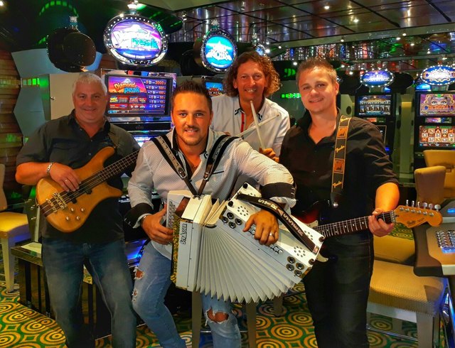 Manuel plus Begleitband begaben sich samt ihren Fans auf Mittelmeer-Kreuzfahrt. | Foto: Privat