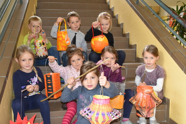 Milena (5). Amelie (4), Marie (5, vorne), Raffaela (5), Julia (5), Matthias (5), Luca (5) und Sophie (5)