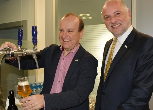 Die bierigen Gaumenfreuden lieferte Biersommelier-Weltmeister Karl Schiffner (li.), im Bild mit VKB-Vorstandsdirektor Mag. Alexander Seiler. | Foto: VKB-Bank