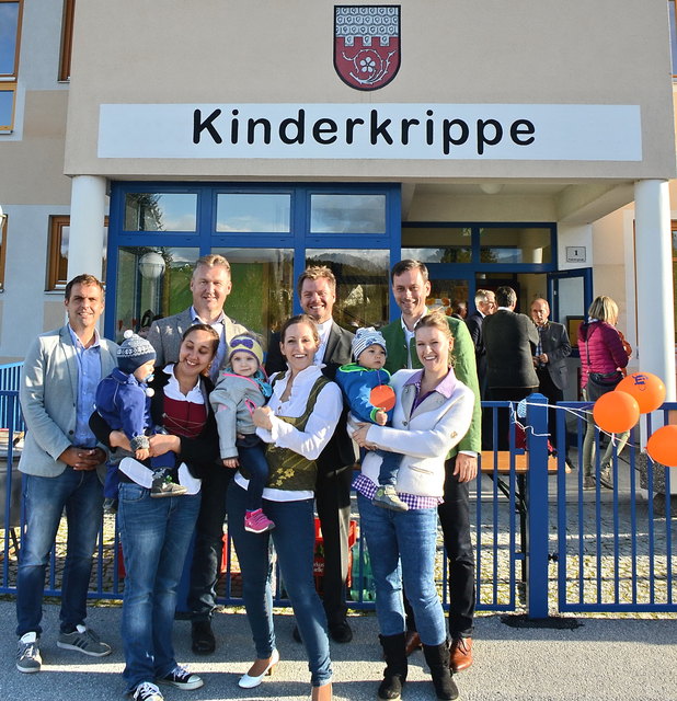 2. Reihe: Bernhard Seidler (Geschäftsführer GIP), Bürgermeister Reinhard Pichler, Pfarrer Mario Offenbacher, Bundesrat Ernst Gödl
1. Reihe: Betreuerin Melinda Kern, Leiterin Andrea Mara, Betreuerin Katharina Hermann