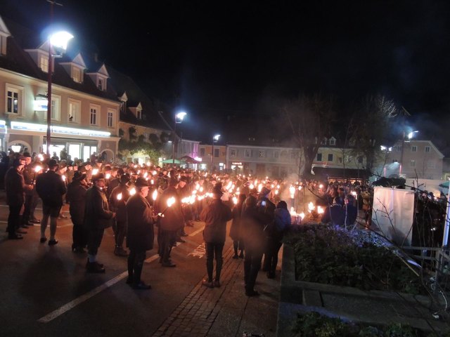 Zahlreiche Jäger und Besucher nahmen beim Fackelzug durch Weiz teil. | Foto: Maria Graber