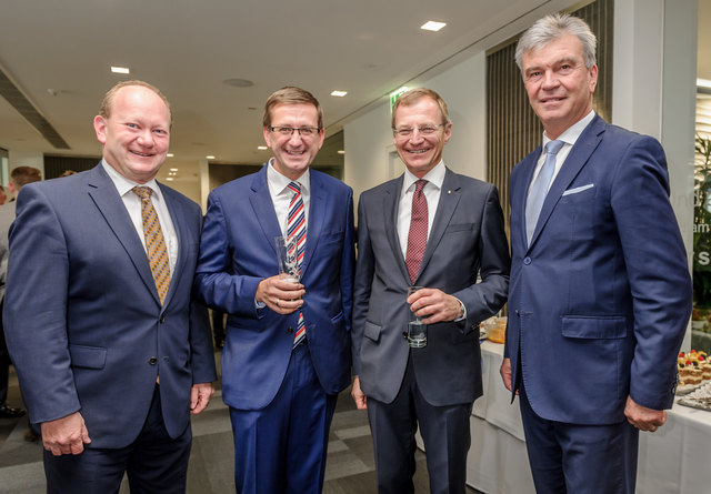 Beim Weltspartagsempfang der Hypo OÖ (v. l.): HYPO-Vorstandsdirektor Thomas Wolfsgruber, Eurotherme-Chef Markus Achleitner, Landeshauptmann Thomas Stelzer, Energie AG-Generaldirektor Werner Steinecker. | Foto: cityfoto