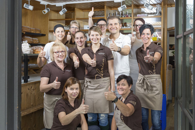 Freude über den Sieg: Rainer Florian und seine Mitarbeiter im Verkaufsraum der Café-Konditorei Florian in Krieglach.