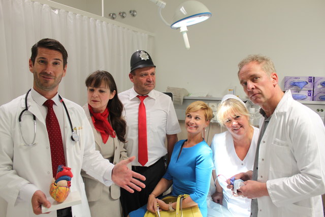 Der TV Henndorf spielt "Alles auf Krankenschein".