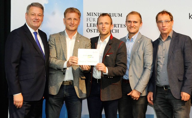 Umweltminister Andrä Rupprechter mit den Geschäftsführern des Kitzbüheler Alpen Marketings Gernot Riedel (TVB St. Johann), Stefan Astner (TVB Hohe Salve), Armin Kuen (TVB PillerseeTal) und Max Salcher (TVB Brixental) anlässlich der Klima Aktiv Auszeichnung. | Foto: William Tadros