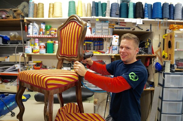 Tapezierer und Dekorateur Christopher Schruf bei der Arbeit: Er ist seit Ende August ausgelernt, liebt die Vielfältigkeit seines Berufes. | Foto: Koidl