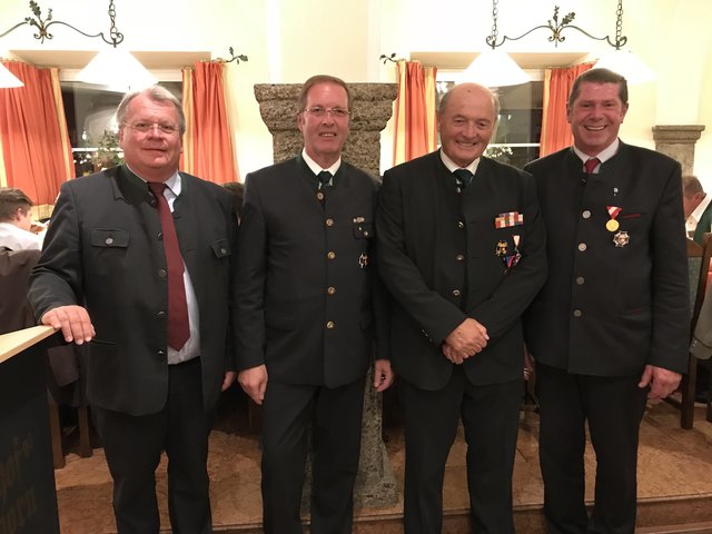 Im Bild von links: Bürgermeister Richard Hemetsberger, Obmann Isidor Ziegler, Ehrenobmann Sepp Haslauer und Bezirksobmann Johann Hillerzeder. | Foto: Kameradschaft Grödig