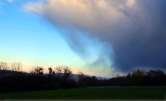 Es dauerte nicht lange, bis sich die Wolken wieder zu einer dunklen Wand formierten.
