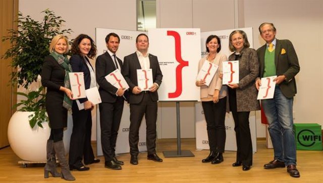Den Teilnehmern der gestrigen Podiumsdiskussion wurde das 'Lösungsprogramm' der Tiroler WK überreicht. Im Bild v.l.n.r.: Direktorin Evelyn Geiger-Anker, Ingrid Felipe (Grüne), Georg Dornauer (SPÖ), Markus Abwerzger (FPÖ), Andrea Haselwanter-Schneider (Liste Fritz), LRin Patrizia Zoller-Frischauf (ÖVP), WK-Präsident Jürgen Bodenseer.