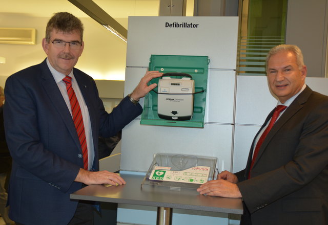 Im Foyer der Sparkasse Herzogenburg hängt ein Lebensretter: Franz Mayerhofer und Walter Dörflinger erklären ihren Defi. | Foto: Talkner