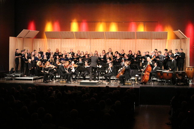 Das Jubiläumskonzert: die vier Chöre vom Singverein Weiz mit dem Kammerorchester der Wiener Symphoniker unter der musikalischen Leitung von Johannes Steinwender.