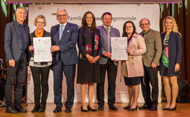 Alfred Riedl (Gemeindebund, 3.v.l.), Familienministerin Sophie Karmasin (4.v.l.), Bgm. Johann Stürzlinger (5.v.l.).