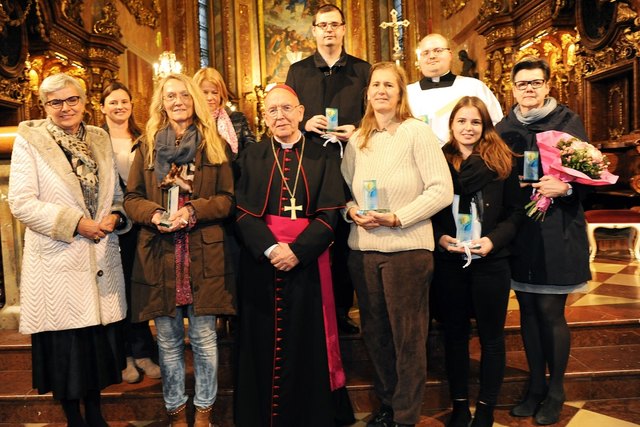 Reli-Lehrer aus dem Bezirk St. Pölten: Fachinspektorin Hildegard Schaup, Claudia Schweiger, Claudia Schmidt, Monika Stipsits-Wartbichler, Bischof Klaus Küng, Marijan Orsolic, Martina Klaus-Leisser, Alexander Fischer, Nadja Karner und Bettina Biehl | Foto: Wolfgang Zarl