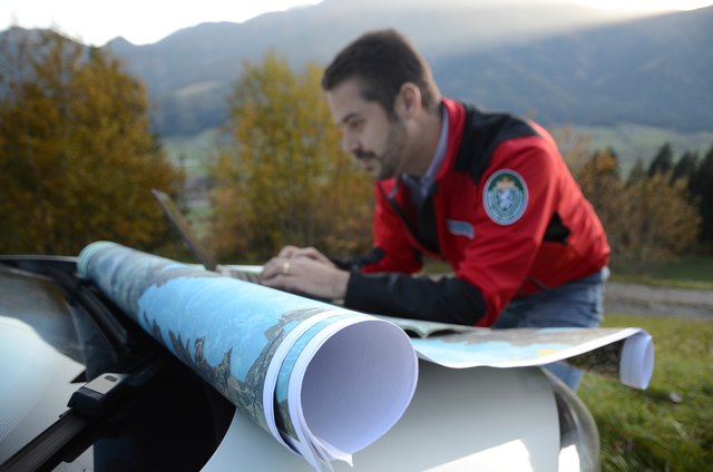 Mit GPS, Laptop und Karte. Als Berg- und Naturwächter ist man mit modernster Ausstattung unterwegs.