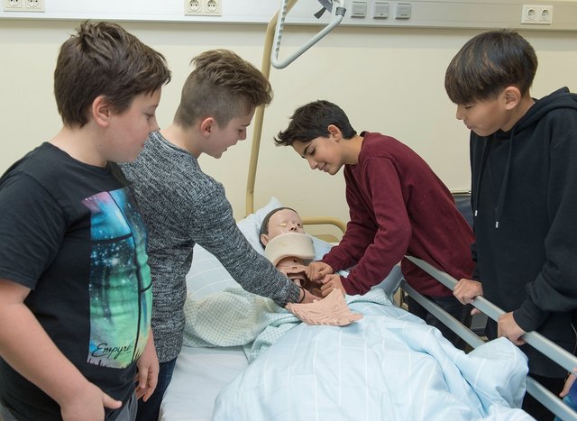 Im Rahmen des Boys' Day ermöglicht das LKH Leoben jungen Burschen, den Beruf des Krankenpflegers näher kennenzulernen.