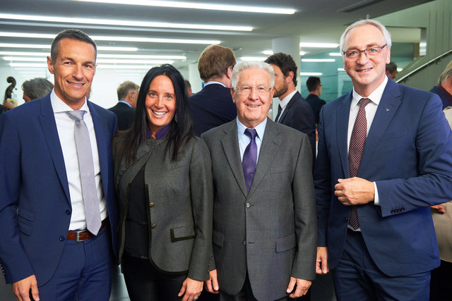 Bei der Volksbank wurde schon am Vorabend gefeiert. Mit dabei: Adolf Punz (Energie AG Wärme), Nora Schwarz (ImmoContract), Adolf Mastny (Top Rein) und Filialleiter Ernst Breiteneder. | Foto: Volksbank/Lauringer