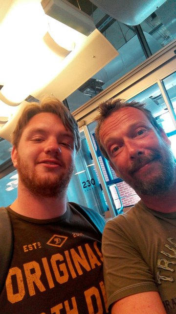 Tobias Altmann (l.) mit Ö3-Radiomoderator Robert Kratky.