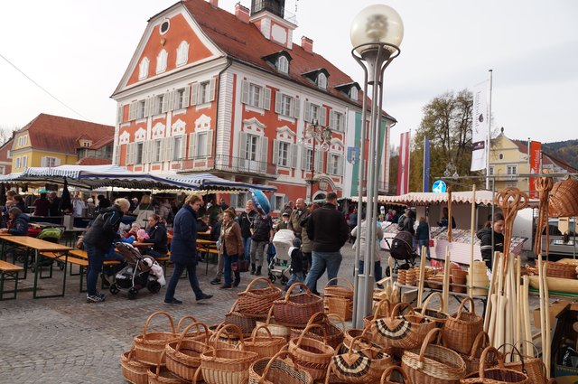 Kirtag ist heute wieder zu Allerseelen im Zentrum von Deutschlandsberg. Der Hauptplatz ist schon umweht von g'schmackigen Düften rund um Kastanien, Bratwürsten u.a. Es wurrlt nur so rund um Spielzeug, G'wand, Korbwaren und vielem mehr, einfach selber hinschauen!