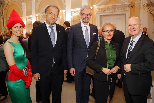 Michael Rockenschaub, Generaldirektor der Sparkasse OÖ, mit Barbara Romauer, Vizerektorin für Finanzen an der JKU, LH-Stv. Michael Strugl und JKU-Rektor Meinhard Lukas (v. r.). | Foto: Sparkasse OÖ