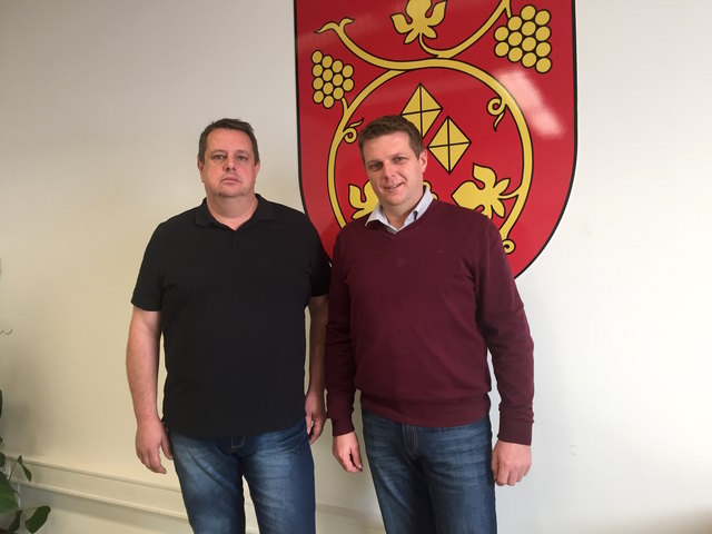 Bürgermeister Stephan Oswald (r.) konnte Andreas Roßmann für die Nah&Frisch-Filiale in St. Stefan ob Stainz gewinnen.