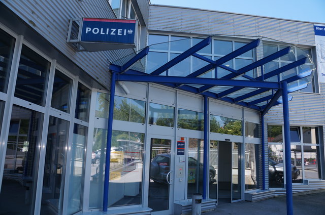 Die Polizei ist weiterhin fieberhaft auf der Suche nach dem Tatverdächtigen und bittet um höchste Vorsicht.