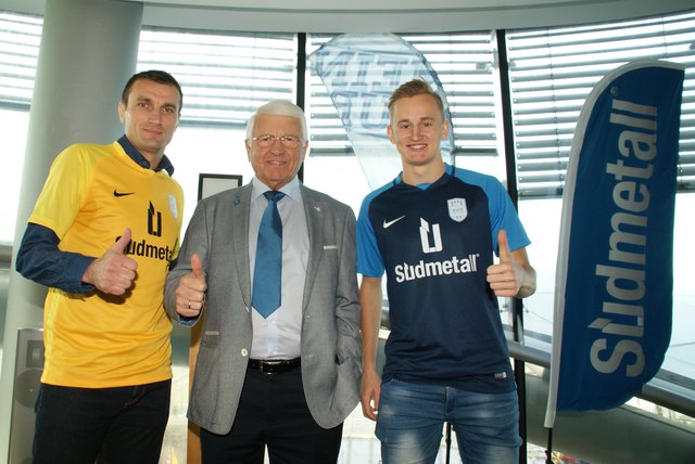 Leonardo Barnjak (li.) und Simon Schilchegger (re.) laufen künftig für den BSK1933 auf. Jakob Persterer (Mi.) steigt mit der Firma Südmetall als Hauptpartner ein.