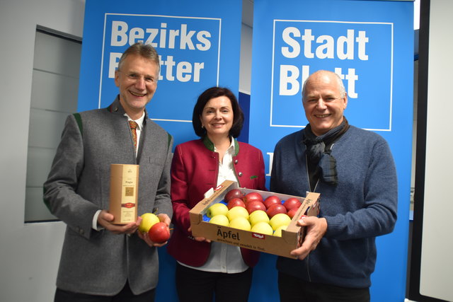 Wendelin Juen und Regina Norz überbrachten Bezirksblätter-Chefredakteur Sieghard Krabichler einenVitamingruß zum Tag des Apfels | Foto: Ranalter