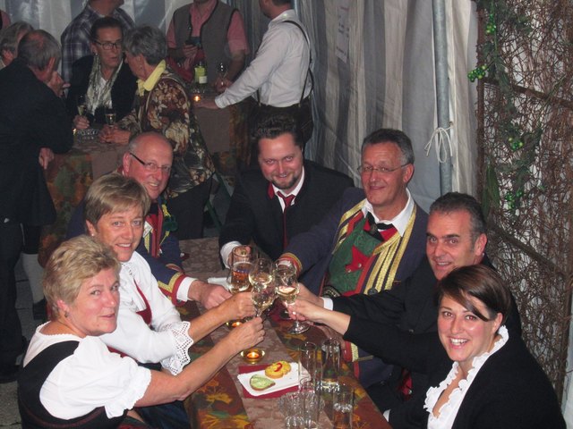Beliebter Treffpunkt am Ball der Schützenkompanie Völs: Die Weinlaube wartet mit feinsten Tropfen auf! | Foto: privat