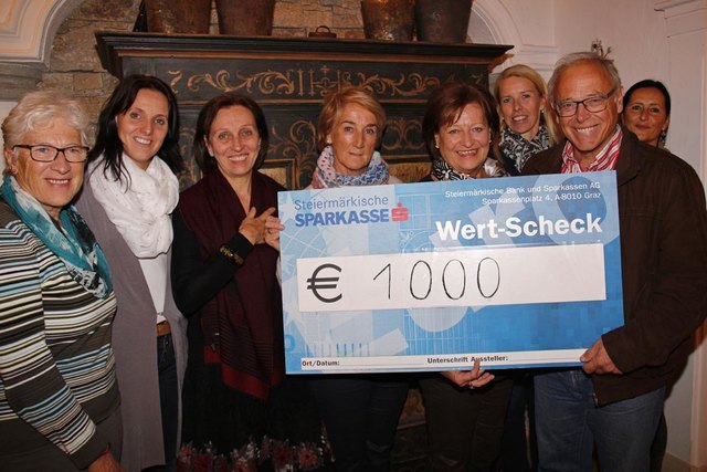 Die Soroptimistinnen überreichten Kurt Speer und dem Verein Nepalhilfe Kulung eine Spende über 1.000 Euro.