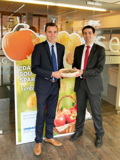 Heimische Kürbisse für die Kunden der Sparkasse Imst AG: Die beiden Kundenbetreuer Lisa Neurauter und Hannes Klingenschmid mit Martin Waldner (r.) von der Abteilung Vertriebssteuerung/Marketing in der Filiale Imst mit der gefragten Ware. | Foto: Sparkasse Imst AG