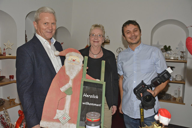 Bürgermeister Hubert Meisl mit Katja Kellner ("Deko & Kreatives") und Attila Molnár ("Fotostudio Langenlois"). | Foto: U. Paur