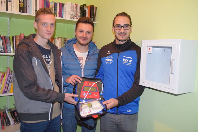 Jonas Hofstetter, Stefan Sprinzl und Dominik Simon vom SC Pfaffenschlag präsentieren den Defibrillator am Sportplatz.