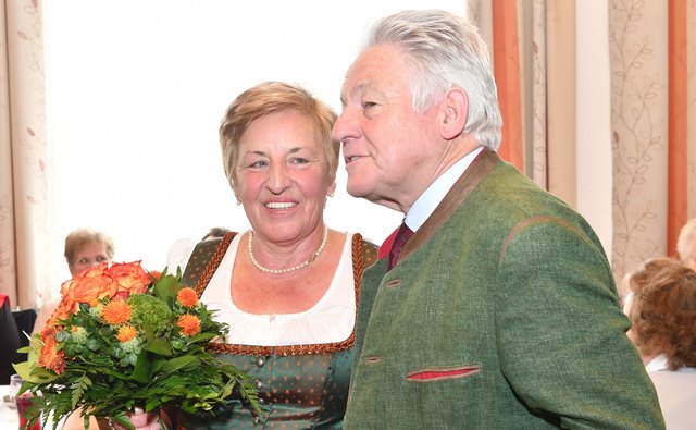 Der ehemalige Landeshauptmann Josef Pühringer gratulierte der Obfrau des Weitersfeldener Seniorenbundes Maria Ruhaltinger zu der gelungenen Veranstaltung. | Foto: OÖ Seniorenbund