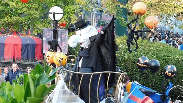 Auch die Maskottchen haben sich an Halloween angepasst.