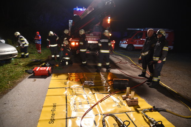 Eine Plane mit den Rettungsgeräten wurde aufgelegt.