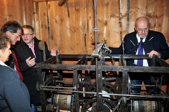 Michael Neureiter und (re.) und Karl Munter (3.v.l.) erklärten den vielen Besuchern das Turmuhrwerk.