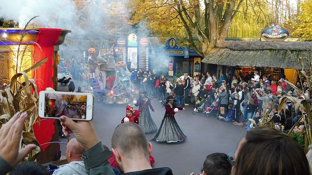 Rauch, schöne Frauen und jede Menge Zuschauer!