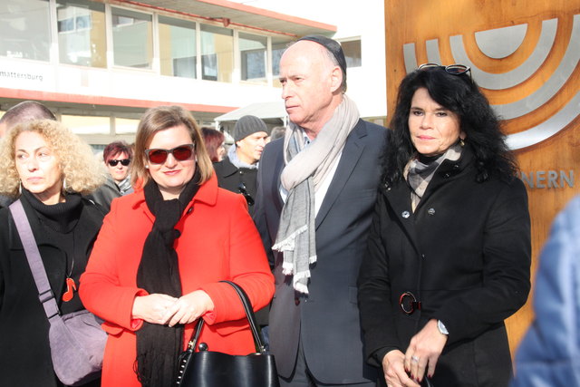 KR Michael Feyer vom Verein "Wir erinnern", hier mit Dir. Sonja Sieber und Stadträtin Rafaela Strauß, entwarf das Denkmal.