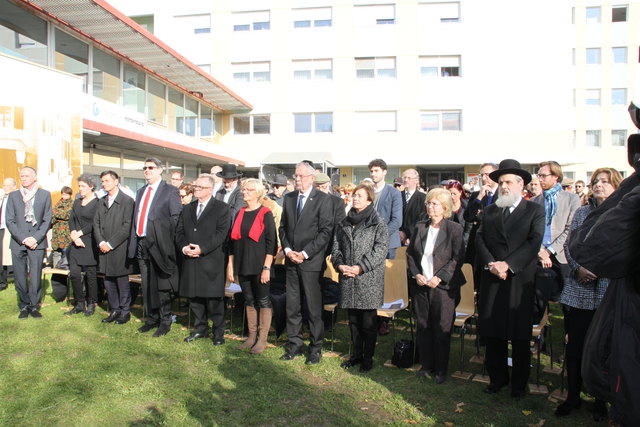 Zum Totengebet „El Maleh Rachamim“, vorgetragen von Oberkantor Shmuel Barzilai, erhoben sich die Gäste.