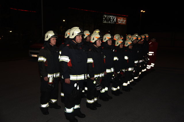 Vor der Übung wurde beim Feuerwehrhaus mit dem Roten Kreuz zusammen angetreten.