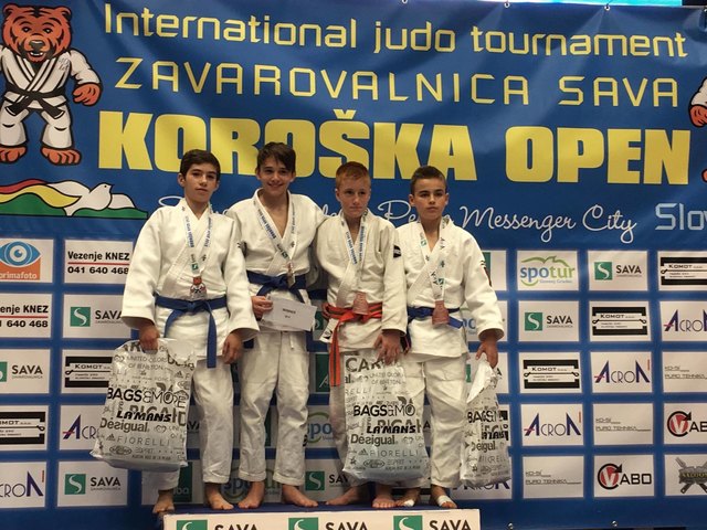 Julian Wiedenhofer (erster v.l.) holte in der U16 bis 42 Kilogramm den zweiten Platz. Das Turnier fand in Slowenien statt. | Foto: Judo Jennersdorf