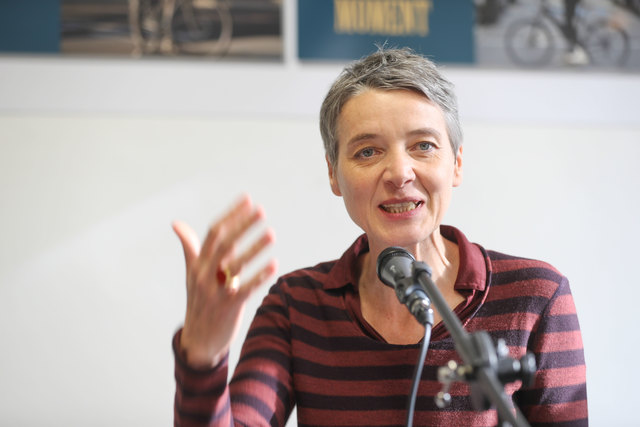 Buchwoche SalzburgFoto: Franz Neumayr    4.11.2017Im Bild Autorin Sela Miller bei ihrer Lesung aus dem Buch "Rose fährt Rad"