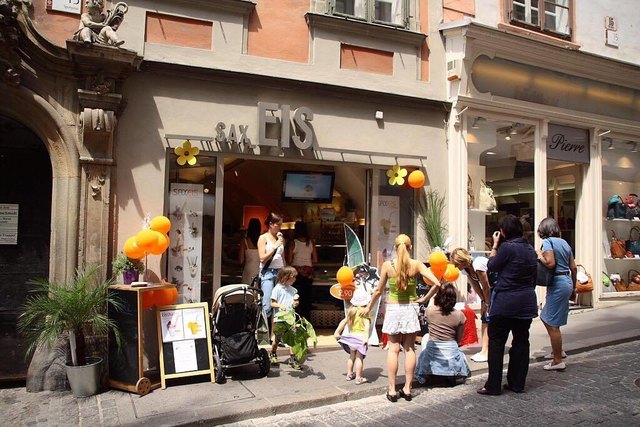 Im SAX-Geschäftslokal in der Sporgasse findet man zurzeit kein Eis, sondern "Süßes und Flauschiges". | Foto: SAX-Eis