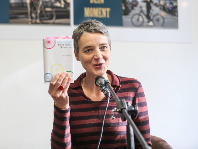 Buchwoche SalzburgFoto: Franz Neumayr    4.11.2017Im Bild Autorin Sela Miller bei ihrer Lesung aus dem Buch "Rose fährt Rad"