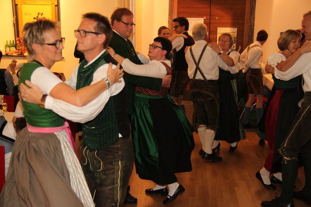 Schon bald herrschte auf der Tanzfläche Beengtheit