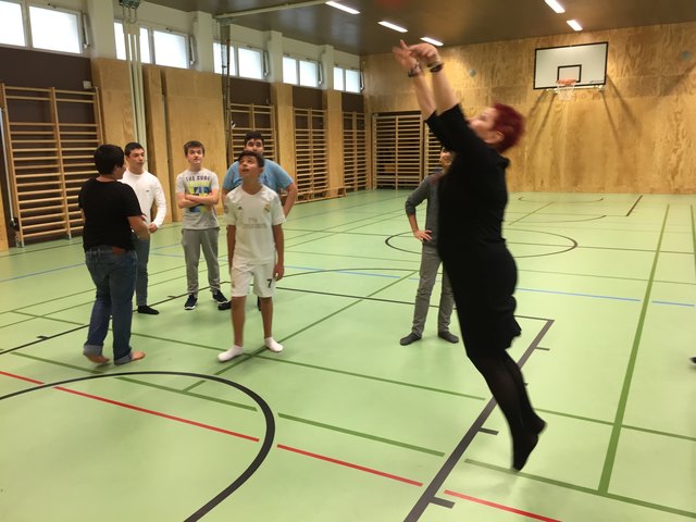 Direktorin Andrea Hallal-Wögerer wirft mit Schülern Körbe im neuen Turnsaal.